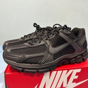 Size 10.5 Men, 12 Wmn Nike Air Zoom Vomero 5 SE Black Noir Anthracite IM6597 001